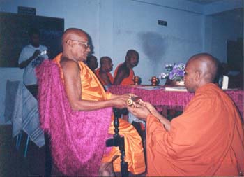 2002 December Akta Patra receive from maha nayaka thero at Gangarama temple at Paliyagoda (1).jpg